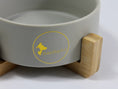 Carica l'immagine nel visualizzatore della galleria, Ciotola in ceramica rialzata con base legno per cani e gatti - Bau Barker