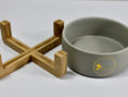 Carica l'immagine nel visualizzatore della galleria, Ciotola in ceramica rialzata con base legno per cani e gatti - Bau Barker