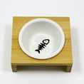 Carica l'immagine nel visualizzatore della galleria, Ciotola fish in ceramica rialzata con base in legno
